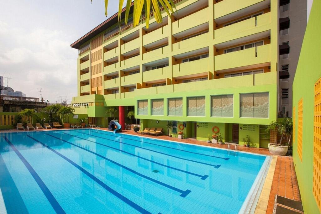 曼谷的住宿－艾亞蒲拉曼谷公寓，大楼前的大型游泳池