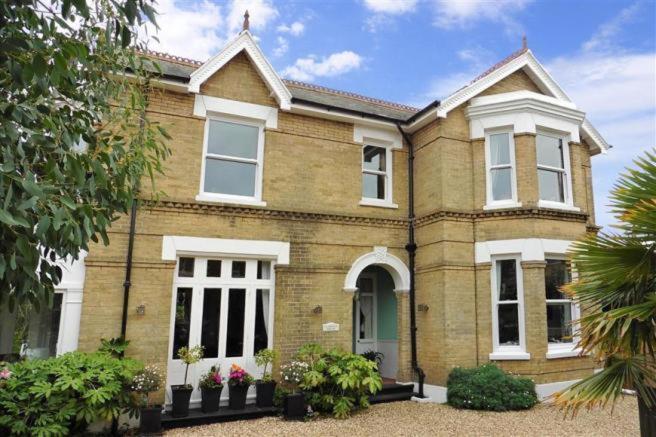 Cette grande maison en briques est dotée de fenêtres blanches. dans l'établissement Clarence House Shanklin, à Shanklin