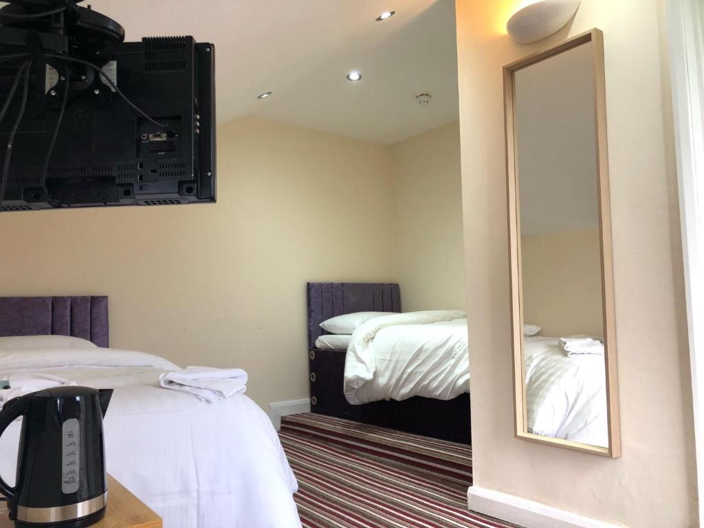 STIFFORD CLAYS FARM HOTEL - 