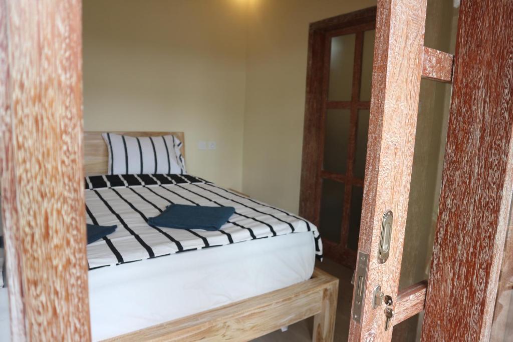 Postel nebo postele na pokoji v ubytování Lazy Inn Kuta Lombok