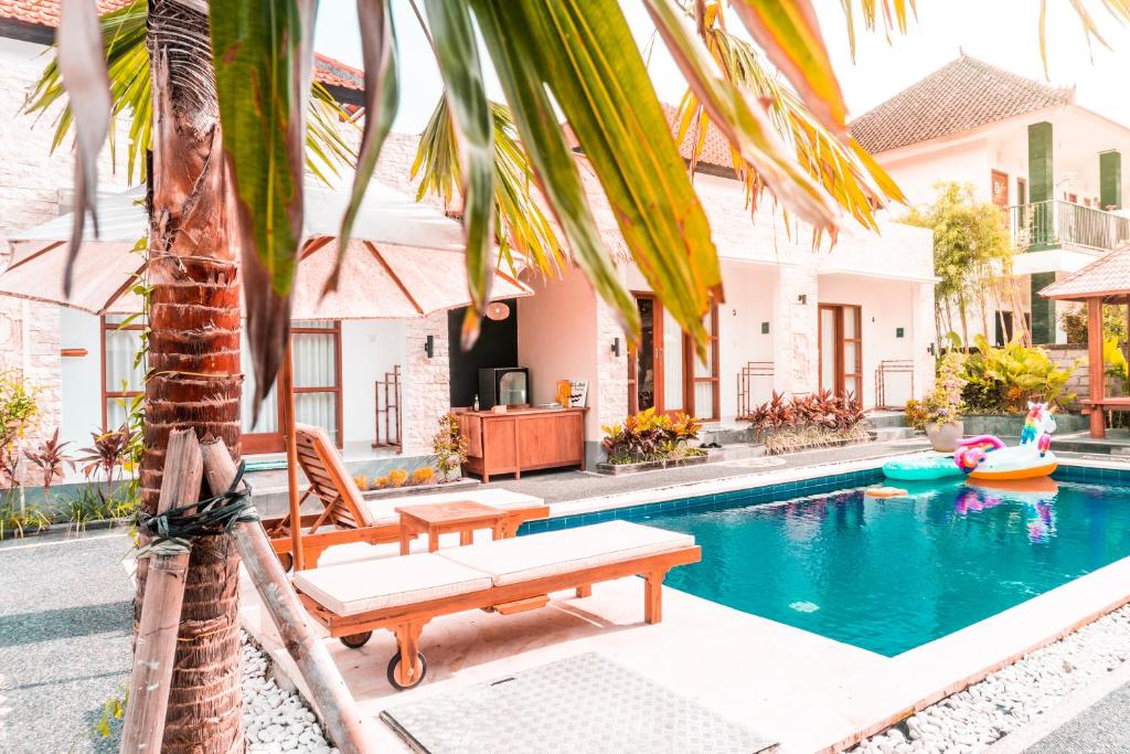The swimming pool at or near Bali Beats Guesthouse Uluwatu