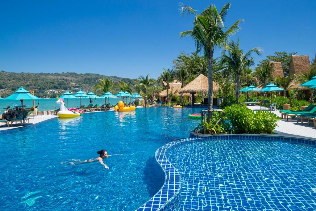 Phi Phi CoCo Beach Resort内部或周边的泳池