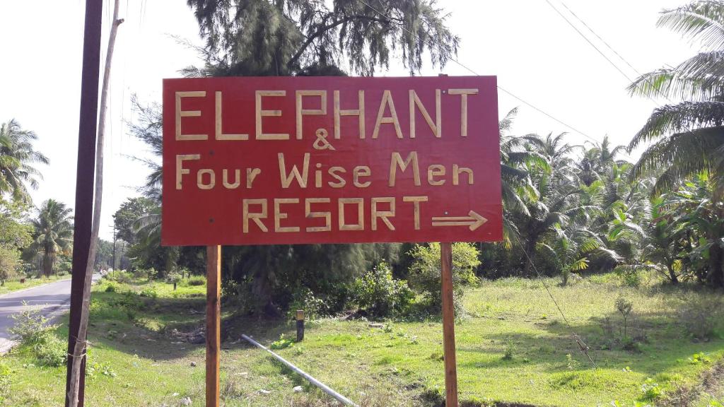 Una señal que dice "Elefante y cuatro Reyes Magos" en Elephant and Four wise men resort en Neil Island