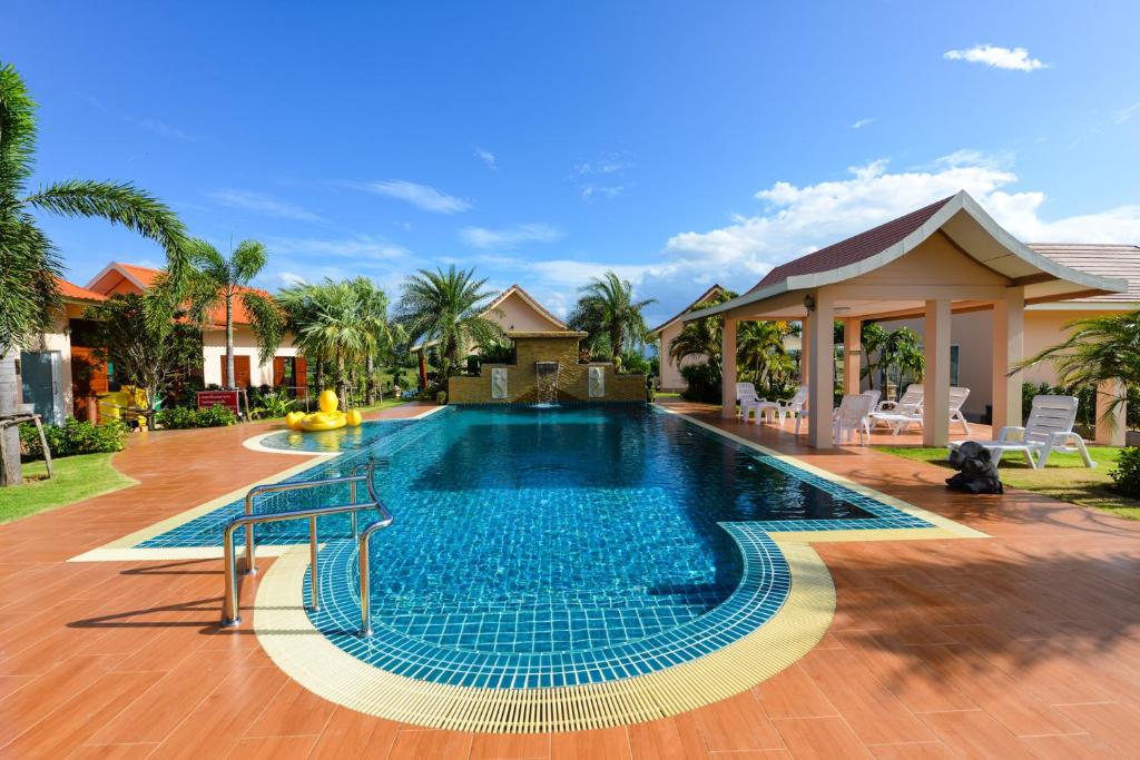 una piscina frente a una casa en Chang Noi Hua Hin Pranburi fully accessible barrierefrei resort, en Ban Nong Sua