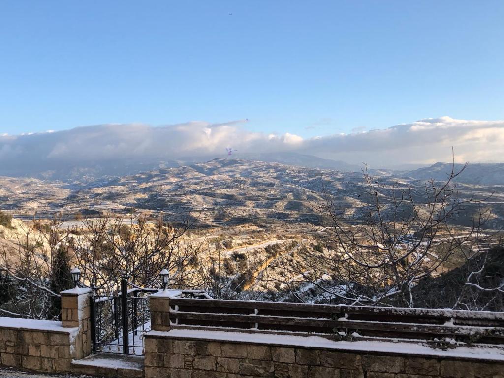 een uitzicht op een met sneeuw bedekte vallei met een berg bij Pachna Studios - Village Life in Limassol