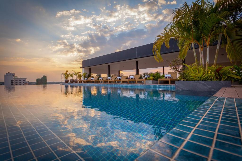 uma piscina no telhado de um hotel em Lao Poet Hotel em Vientiane