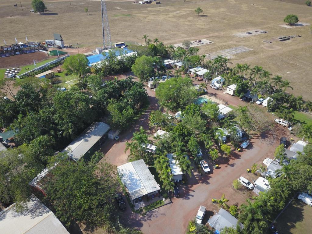 una vista aérea de un aparcamiento con palmeras en Noonamah Tourist Park, en Noonamah