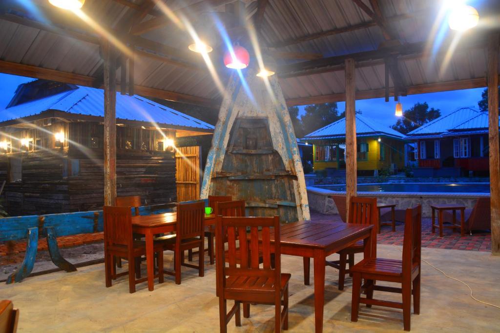 Restaurace v ubytování Rock and Wreck Dive Resort