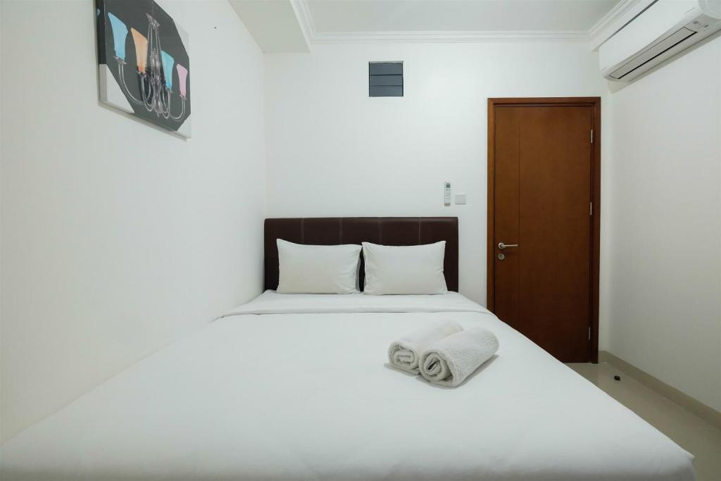Postel nebo postele na pokoji v ubytování Cozy 2BR Signature Park Grande MT Haryono By Travelio