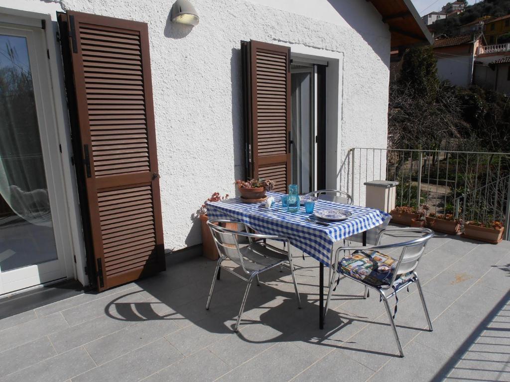 インペリアにあるCasa Fortunaの青と白のテーブルと椅子が備わるパティオ