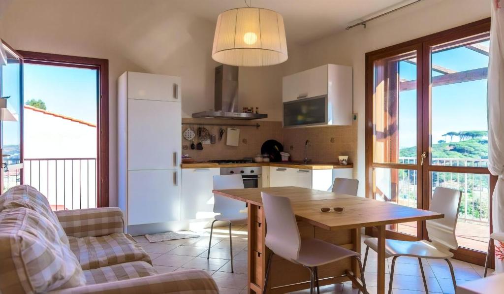 een keuken en eetkamer met een tafel en stoelen bij Le Viste su Ortano in Rio nell Elba