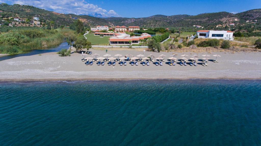 eine Luftansicht auf einen Strand mit Stühlen und Sonnenschirmen in der Unterkunft Aktaion Resort in Gythio