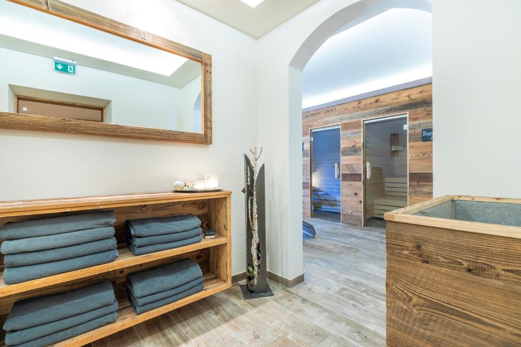 e bagno con specchio e vasca. di Wechslerhof a Flachau