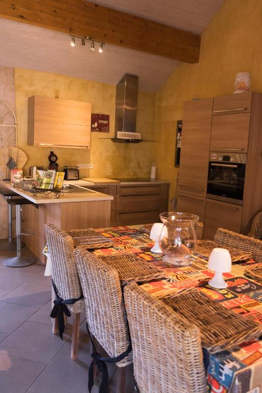 Köök või kööginurk majutusasutuses Gîte de Corbion une envie d'Ailleurs 6personnes et le Pt Bonheur 2 personnes