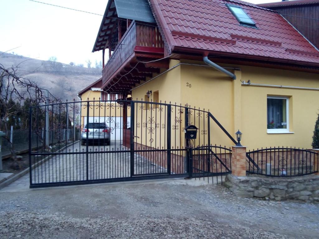 een zwarte poort voor een huis bij Casa VIO in Sighişoara