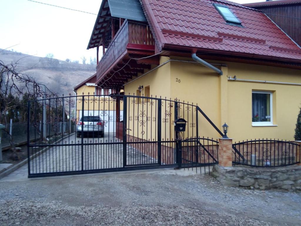 Nespecifikovaný výhled na hory nebo výhled na hory při pohledu z penzionu
