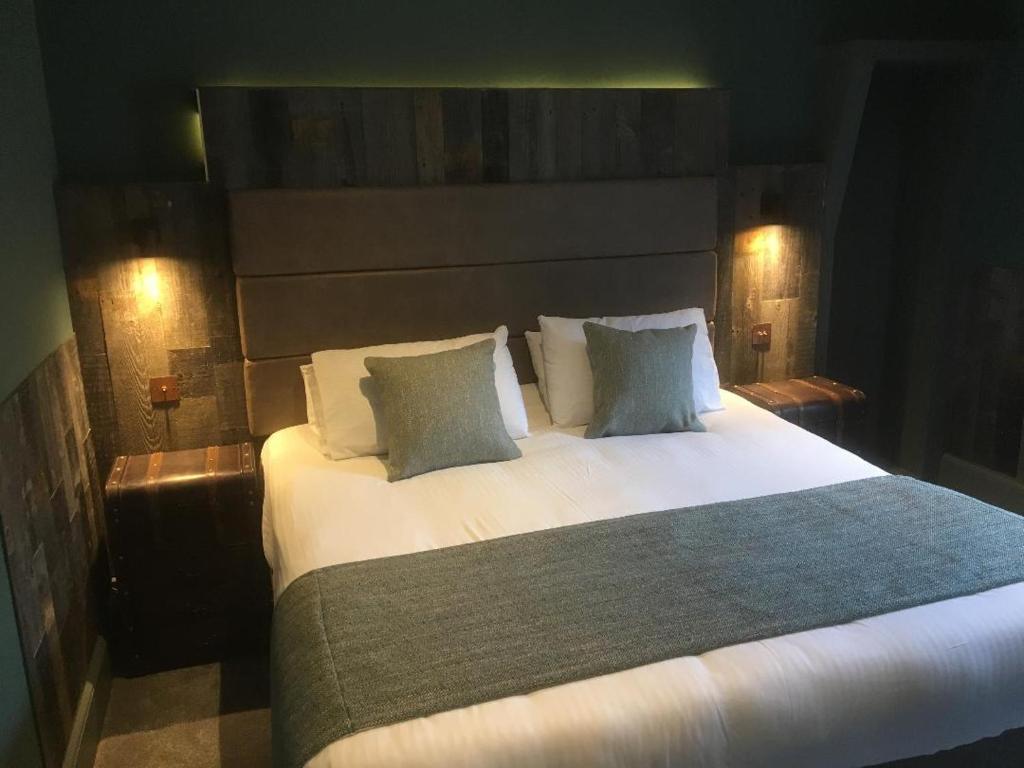 Uma cama ou camas num quarto em The Whisky Vaults