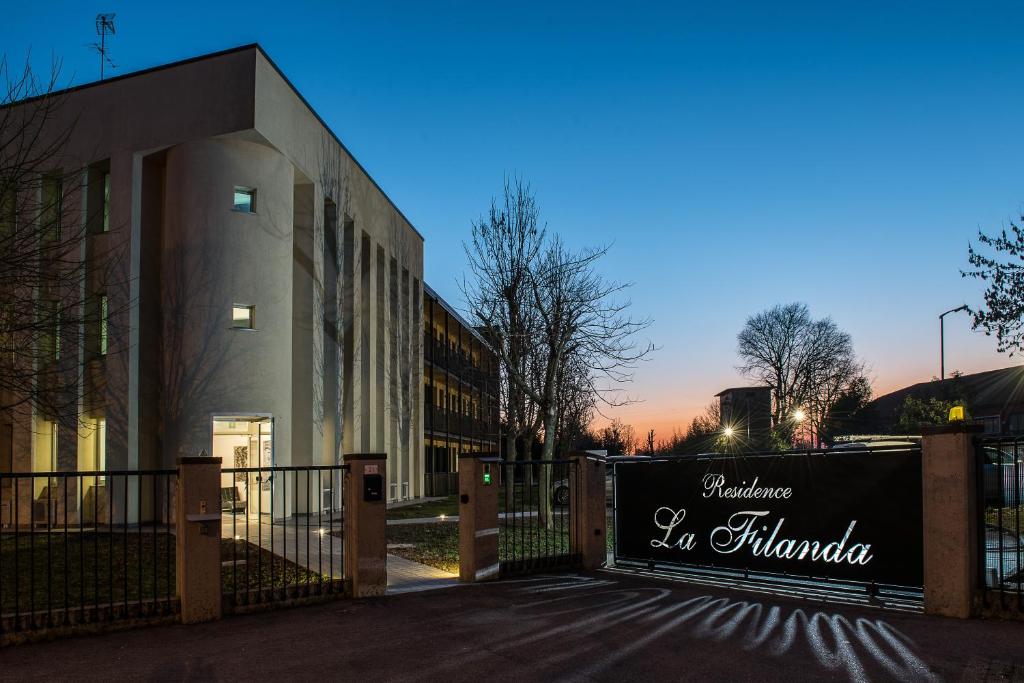 um portão em frente a um edifício com uma cerca em RESIDENCE LA FILANDA em Lancenigo