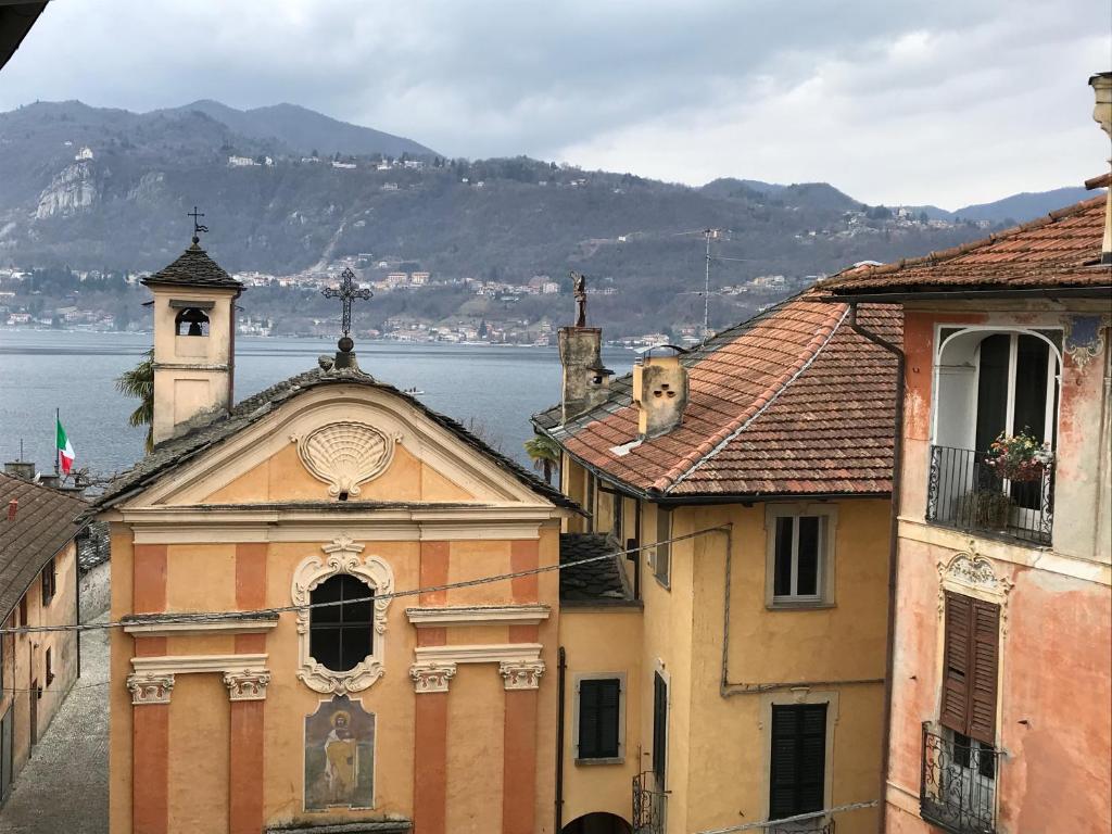 an old building with a dog on the roof at Appartamento Orta centro in Orta San Giulio