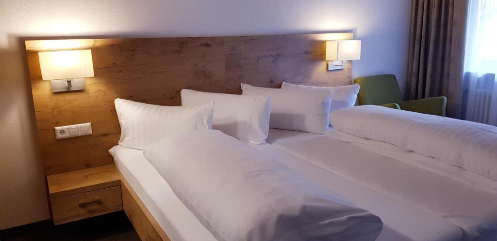 Postel nebo postele na pokoji v ubytování Hotel Schiff Nagold