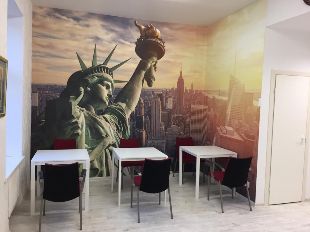 a mural of the statue of liberty in a restaurant at Hostel Liberty in Kaunas
