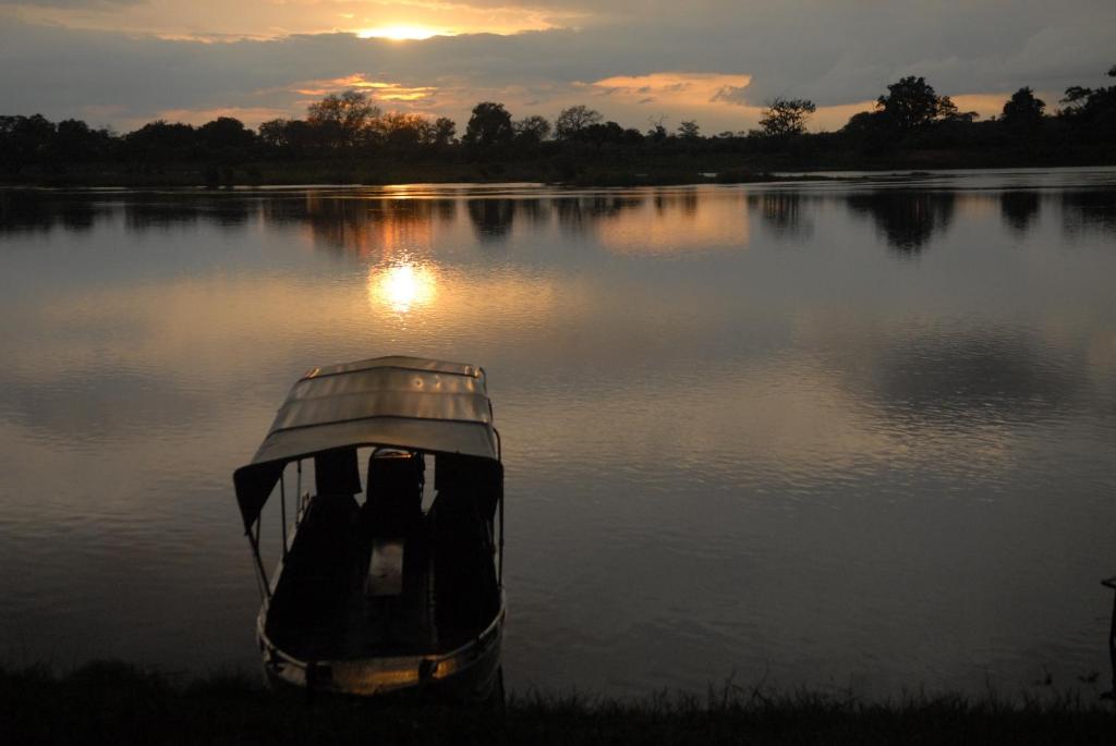 Una barca seduta in mezzo a un lago di Kayube Estate Bungalows a Livingstone