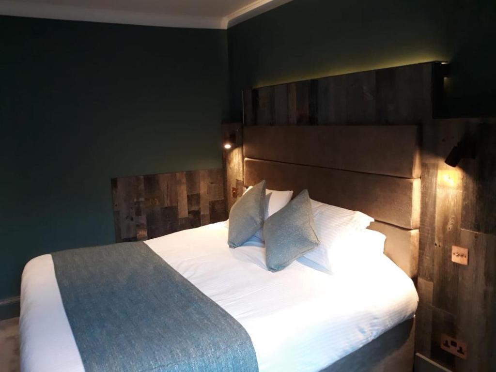 Uma cama ou camas num quarto em The Whisky Vaults