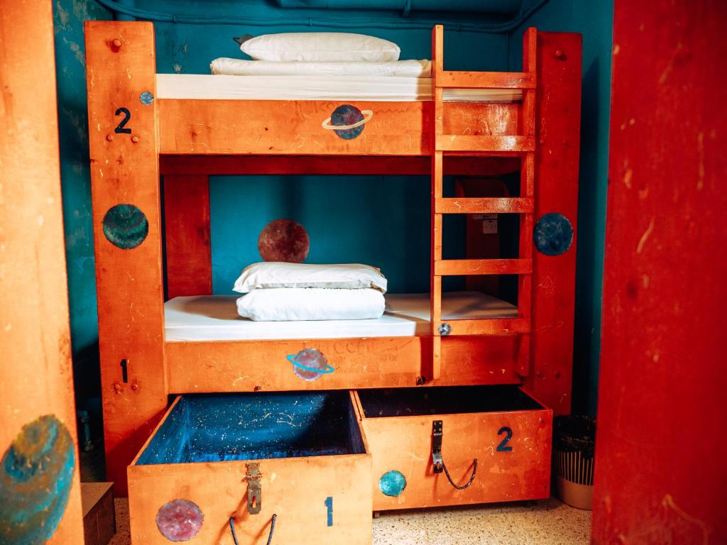 Palanda nebo palandy na pokoji v ubytování Hostel Malti Budget