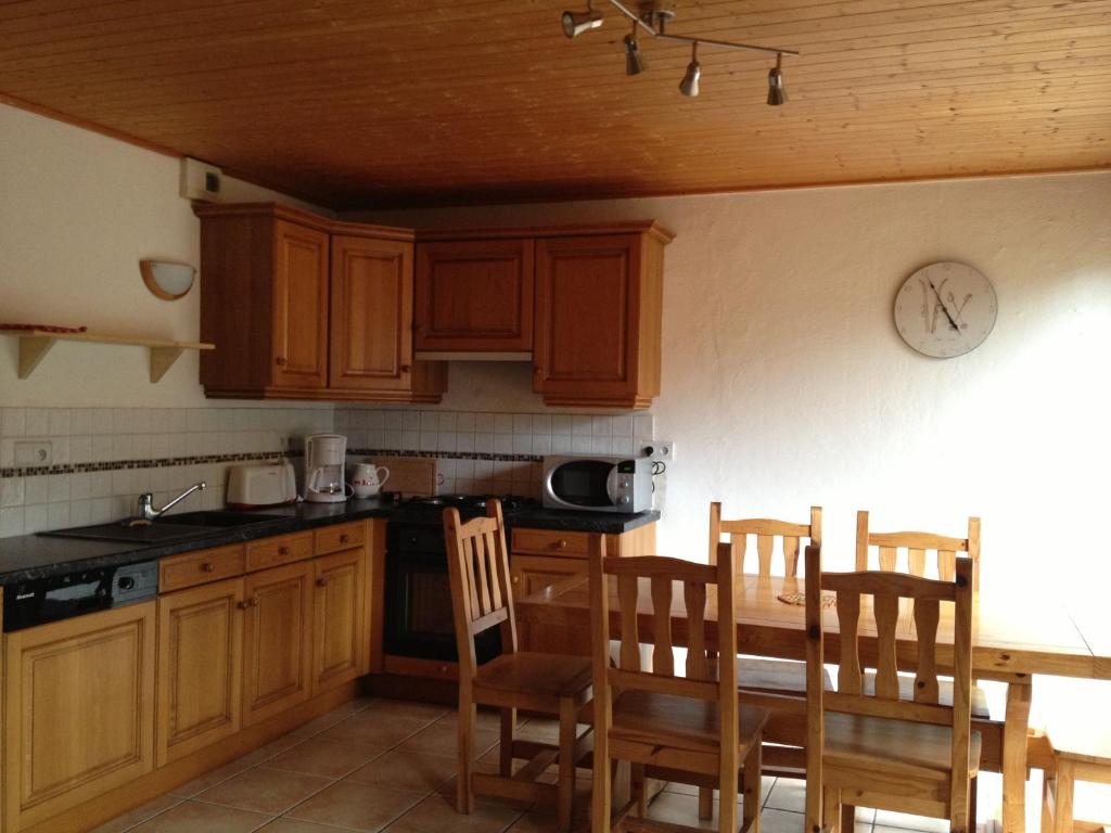 Kuchyň nebo kuchyňský kout v ubytování Chalet La R'Batte