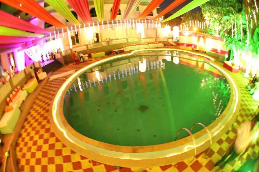 Bazén v ubytování Dhuri Resort nebo v jeho okolí