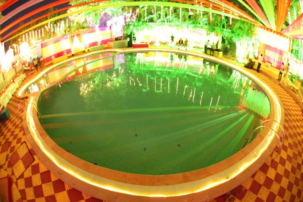 Bazén v ubytování Dhuri Resort nebo v jeho okolí