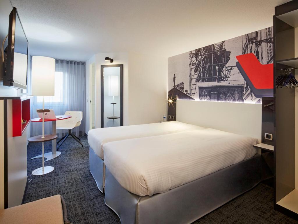 Postel nebo postele na pokoji v ubytování Hôtel Gustave Colmar