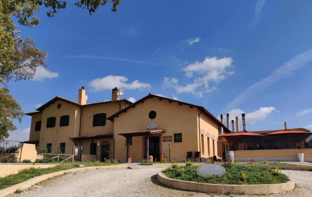 stary budynek na środku drogi w obiekcie Il Casale Di Roma w mieście Prima Porta