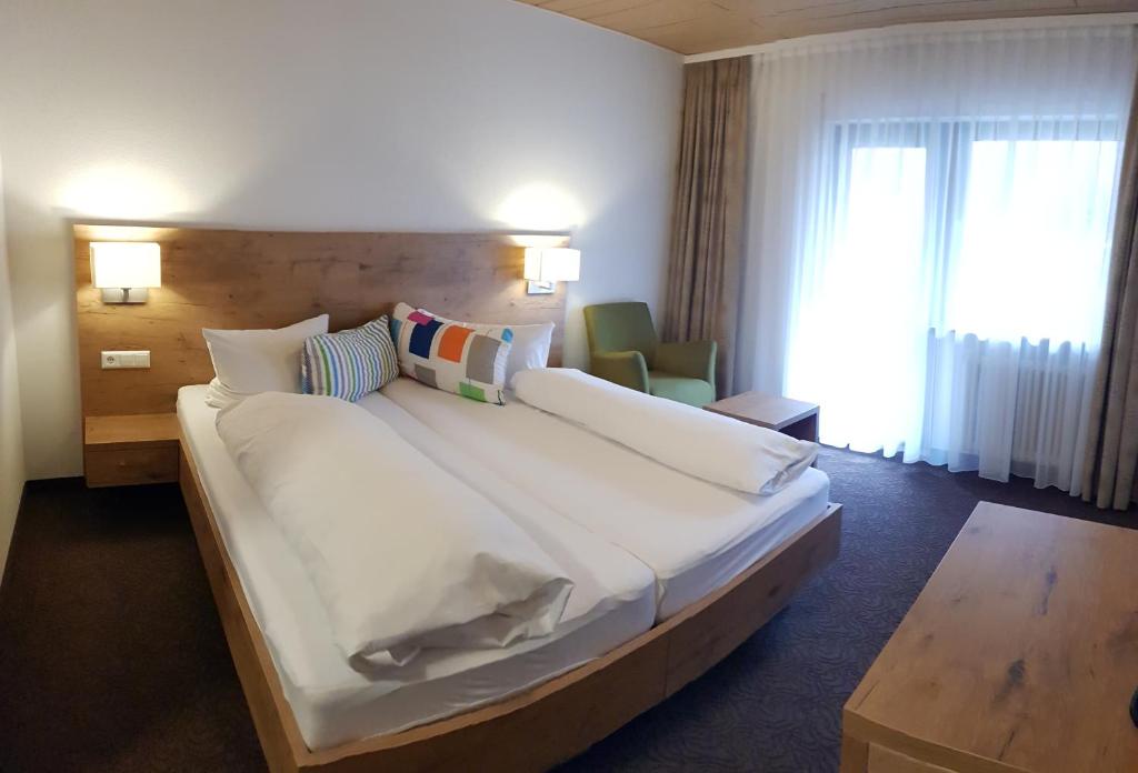Postel nebo postele na pokoji v ubytování Hotel Schiff Nagold