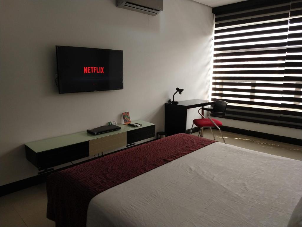 TV a/nebo společenská místnost v ubytování Hotel Merlott 70