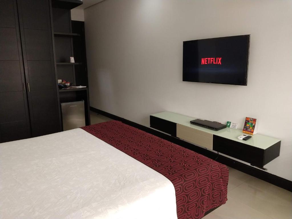 TV a/nebo společenská místnost v ubytování Hotel Merlott 70