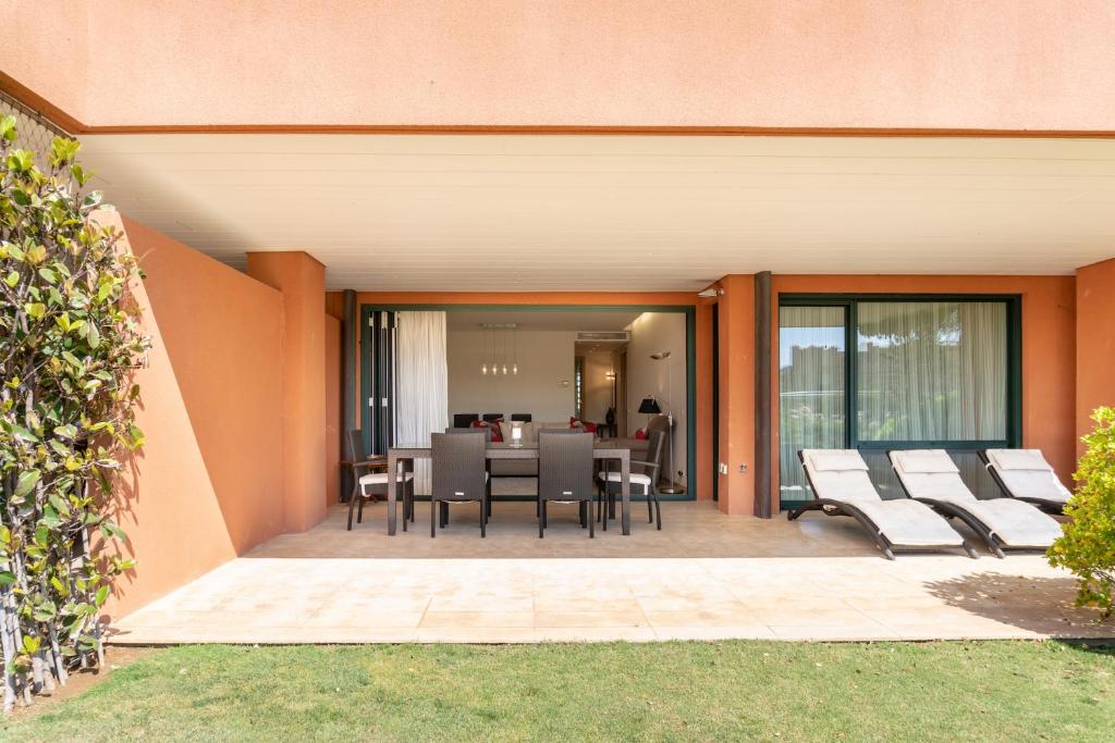 een patio met stoelen en een tafel bij Sotogrande Marina 2 Bedroom Luxury Ground Floor Apt in Torreguadiaro
