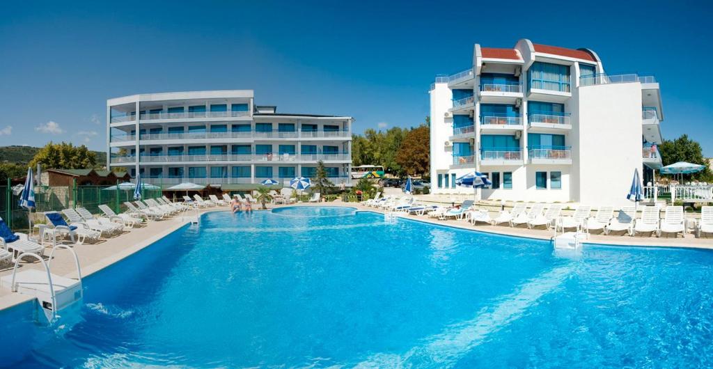 une piscine en face d'un hôtel dans l'établissement Hotel Iceberg, à Balchik