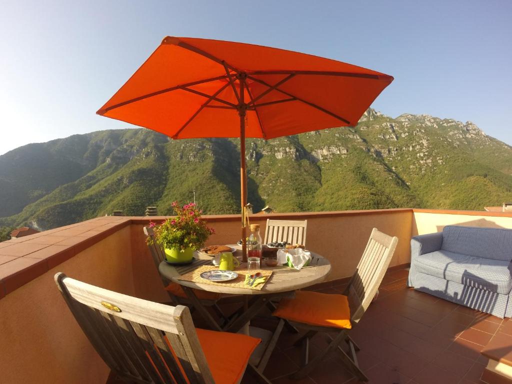 Výhľad na hory alebo výhľad na hory priamo z of the bed and breakfast