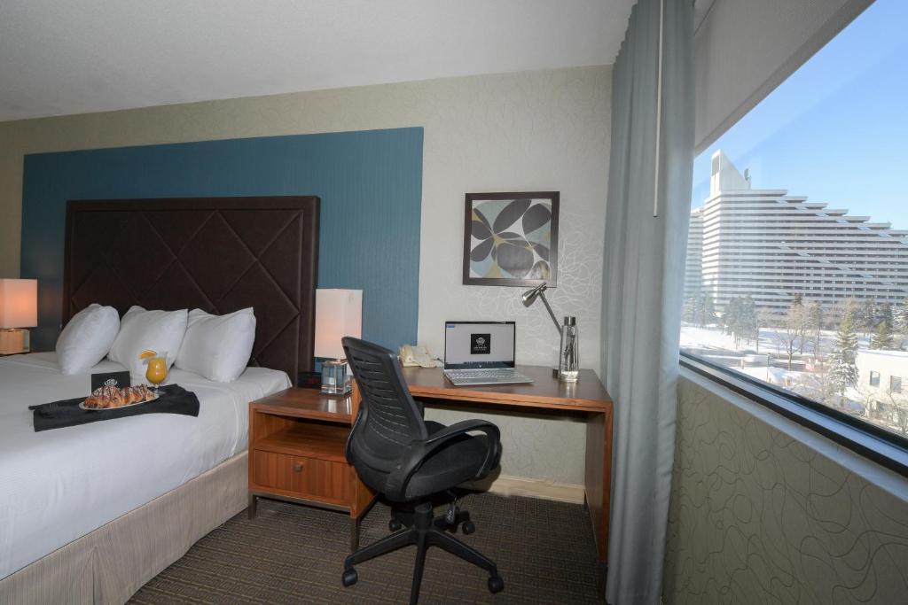 Postel nebo postele na pokoji v ubytování Hotel Universel Montréal