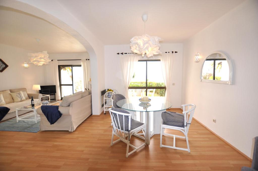 - un salon avec une table et des chaises dans l'établissement T2 Holiday Cottage near the beach | B112, à Lagoa