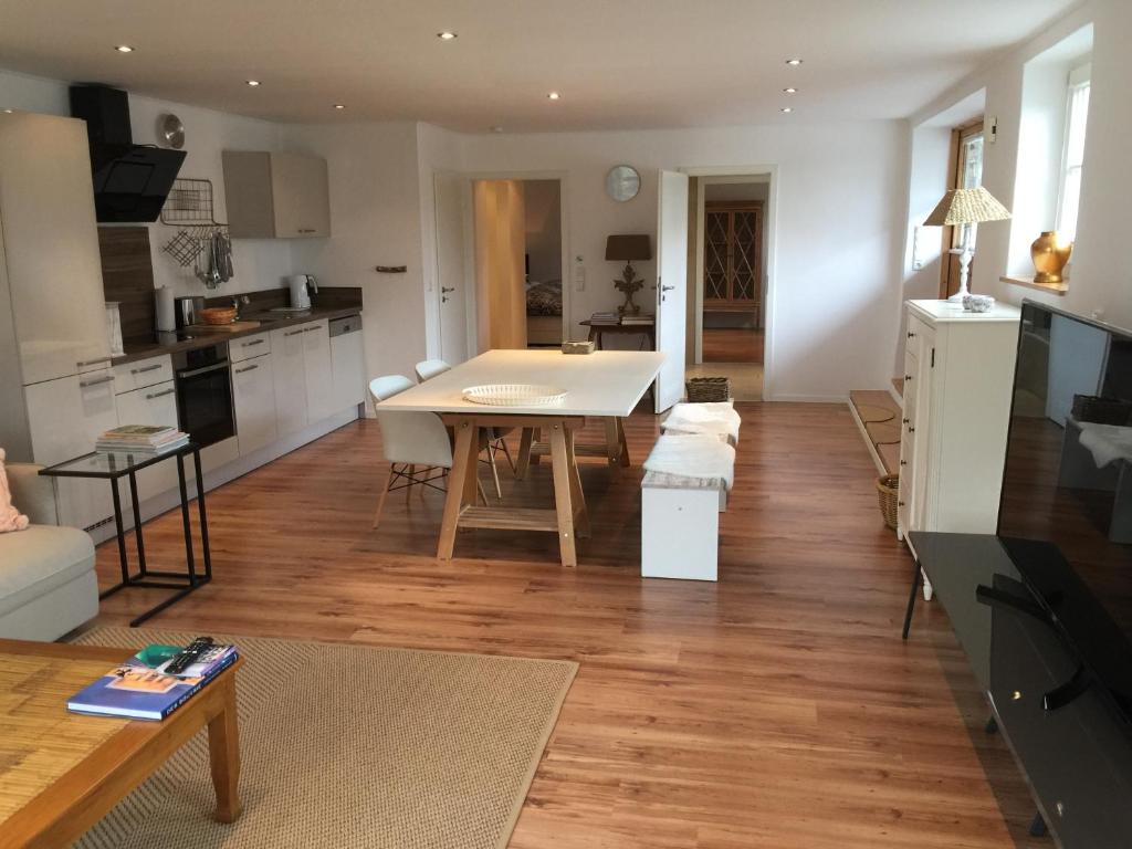 eine Küche und ein Wohnzimmer mit einem Tisch und einem Esszimmer in der Unterkunft Hof Busen Farm Haus in Mönchengladbach