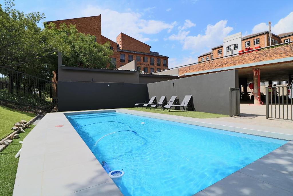 - une piscine dans l'arrière-cour d'une maison dans l'établissement Lakeside Apartments, à Johannesbourg