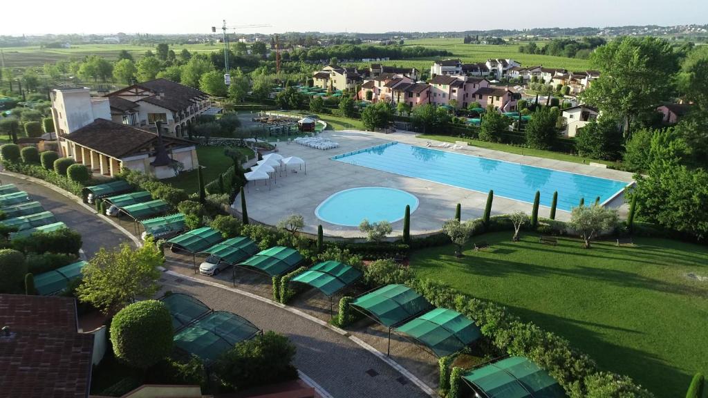 The swimming pool at or close to Lugana Resort & Sporting Club