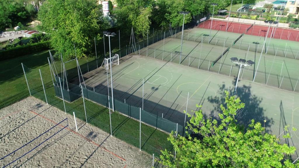 Tennis and/or squash facilities at Lugana Resort & Sporting Club or nearby
