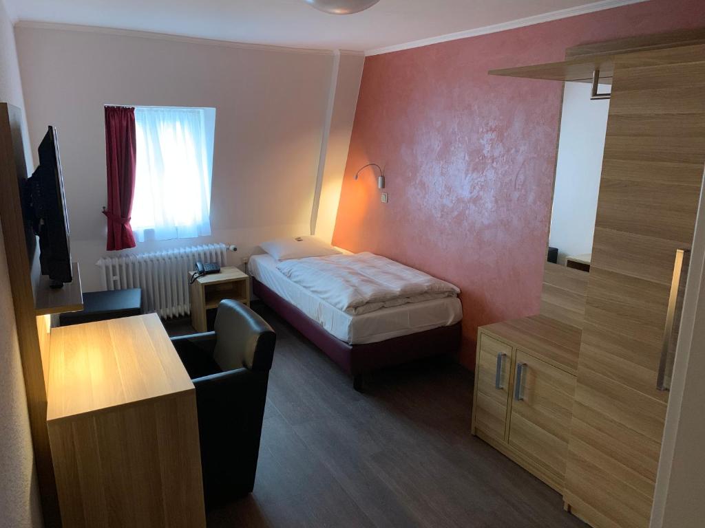 Gulta vai gultas numurā naktsmītnē Hotel Well Garni