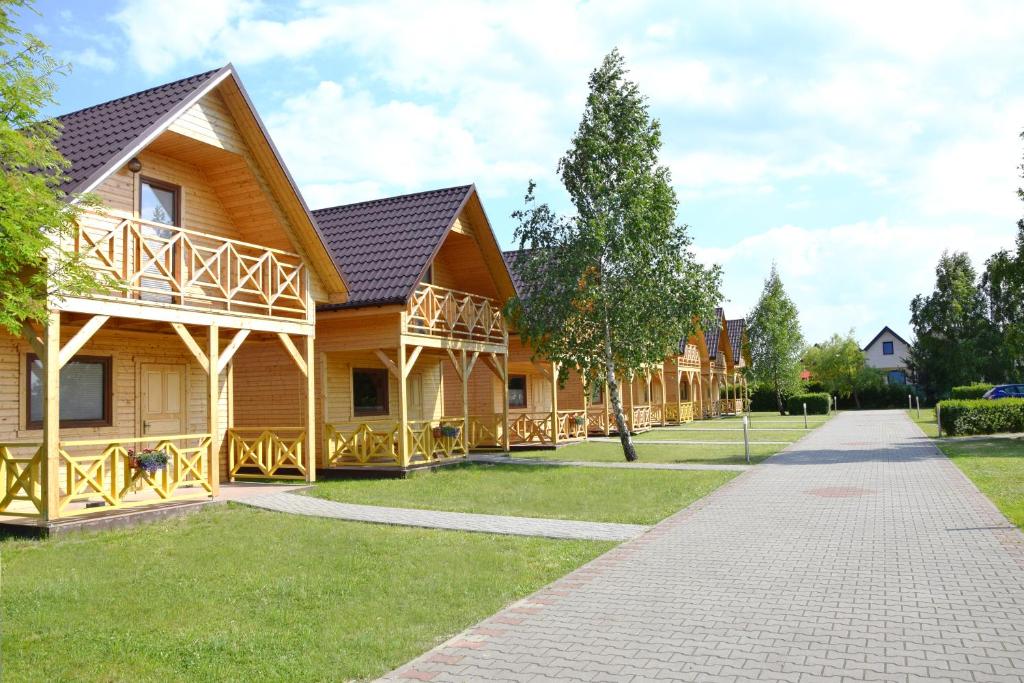 une maison avec une passerelle devant elle dans l'établissement Klara, à Sarbinowo