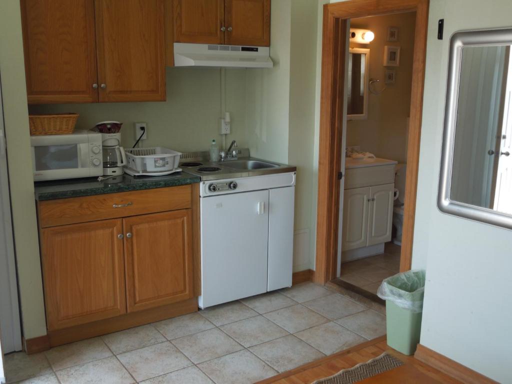 Kuchyň nebo kuchyňský kout v ubytování Sifting Sands Motel