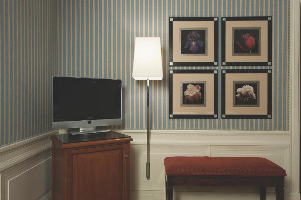 TV a/nebo společenská místnost v ubytování Stendhal Hotel