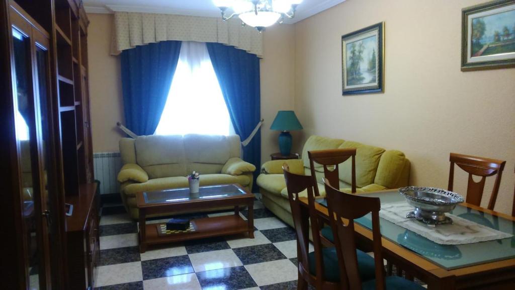 sala de estar con sofá y mesa en Apartamento Turístico Antigua Universidad Almagro, en Almagro